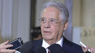 Fernando Henrique Cardoso sendo entrevistado por diversos repórteres