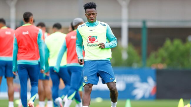 Vini Jr em colete de treino da seleção brasileira