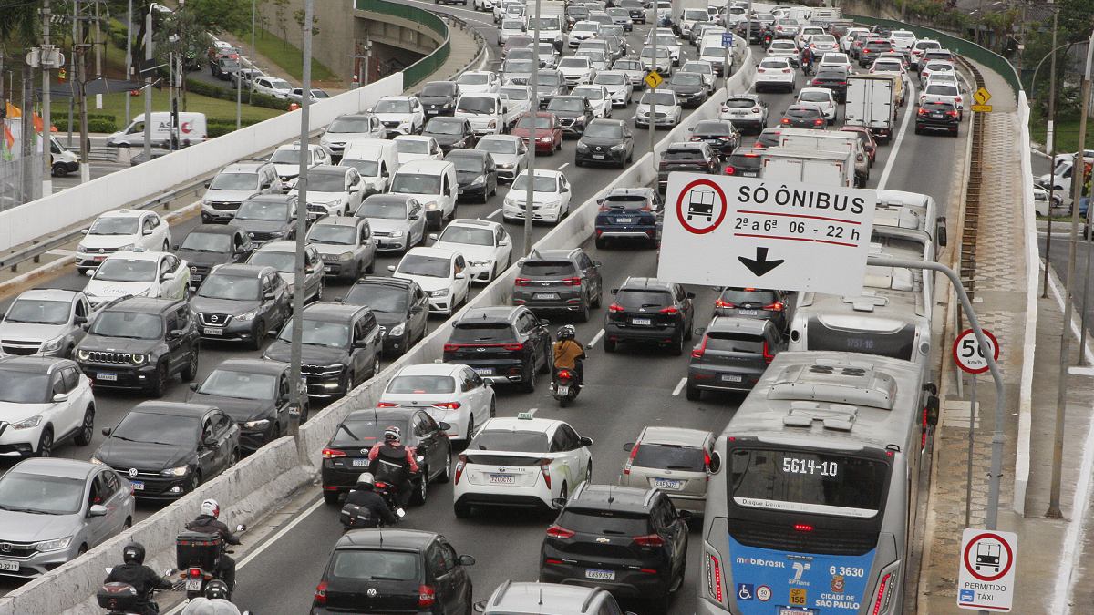 Trânsito de carros em avenida de São Paulo. Imagem vista de cima.