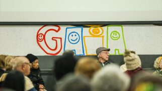 Pessoas reunidas em festa da colheita realizada pelo Grupo Gaia