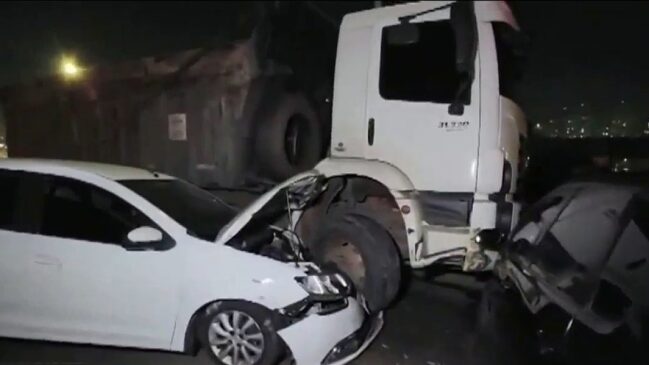 Caminhão e carros danificados após acidente envolvendo dez veículos na Ponte Aricanduva, na Zona Leste de São Paulo