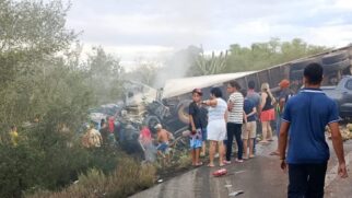 Destroços de van e caminhão após acidente na BR-116, em Santa Terezinha (BA), que deixou 16 mortos e vários feridos