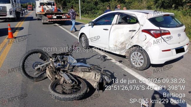 Acidente entre um carro e uma motocicleta interditou parcialmente a Rodovia Rio-Santos (SP-055), em Bertioga, no litoral de São Paulo, na manhã desta quinta-feira (18/6). A colisão ocorreu no km 229, no sentido oeste, e mobilizou equipes da concessionária e da Polícia Militar Rodoviária