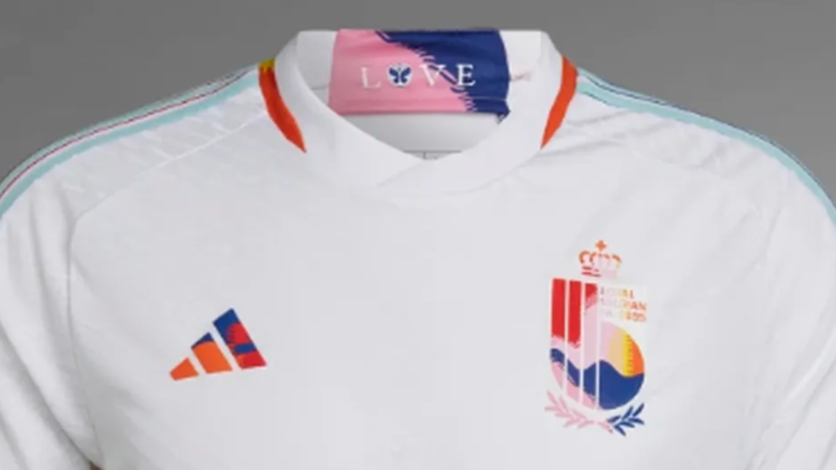 A palavra "Love" estampada no uniforme belga gerou discussão durante a preparação para a Copa do Mundo de 2022 (Reprodução: Adidas)
