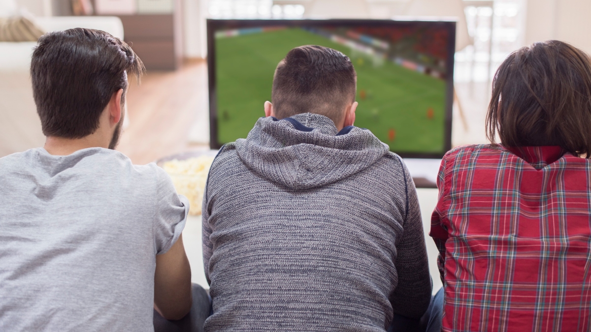 Amigos assistindo futebol