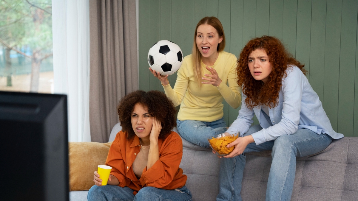 Amigos assistindo futebol