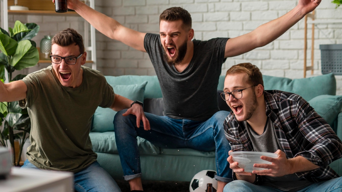 Amigos assistindo futebol