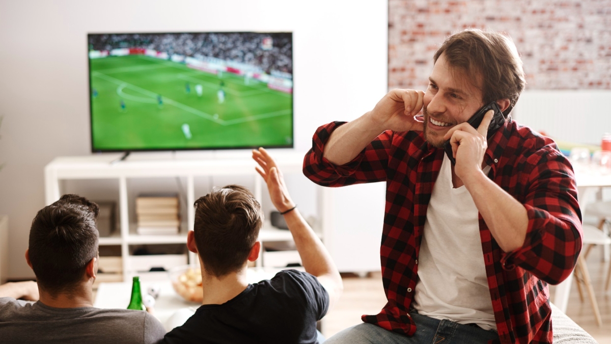 Amigos assistindo futebol