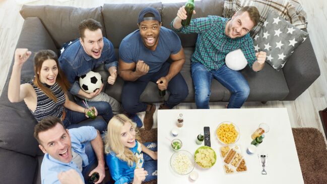 Amigos assistindo futebol