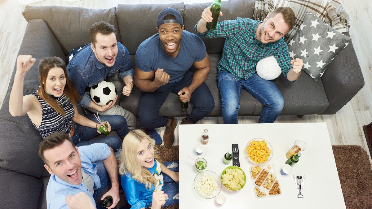 Amigos assistindo futebol