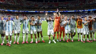Seleção argentina celebrando vitória