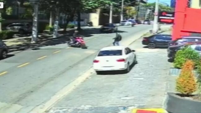 Imagem de câmera de segurança mostra um suspeito atravessando uma rua no Morumbi, em São Paulo, durante a ocorrência que deixou um policial militar baleado