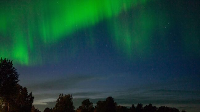 Entre os meses de setembro e abril, o céu do país é pintado pelas luzes da Aurora Boreal. Foto: Pexels