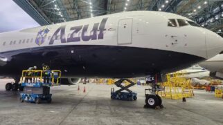 Avião com a colagem da Azul, que levou a Seleção aos EUA