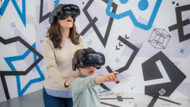 a experiência acontece por meio de óculos de realidade virtual (Foto: DIulgação)