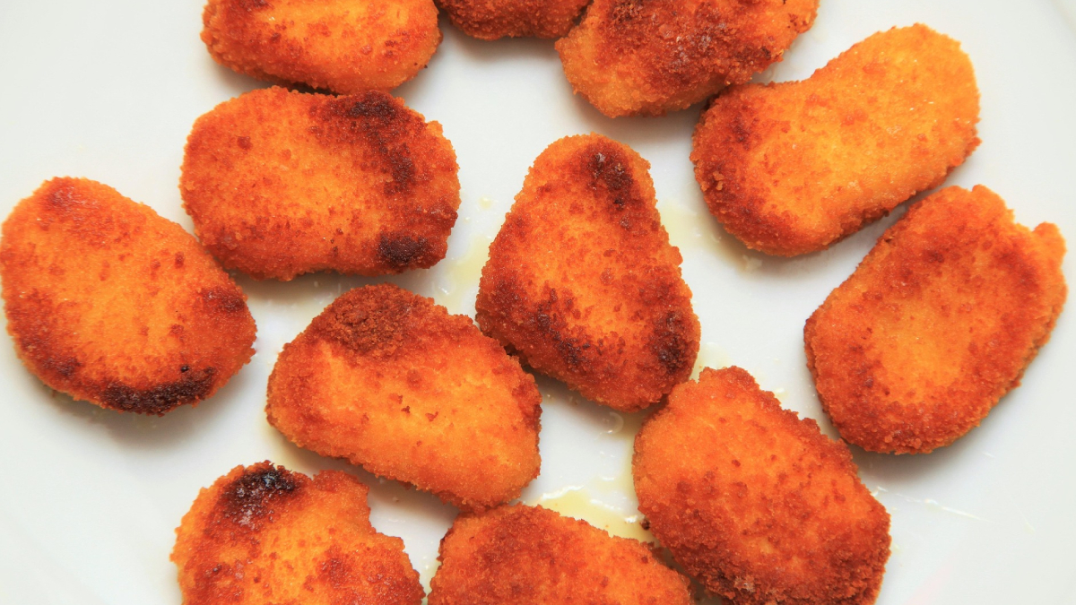 Feitos com peito de frango e empanamento caprichado, os nuggets caseiros são uma opção prática para qualquer refeição (Foto: Pixabay)