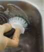 A espuma da ‘mistura mágica’ de bicarbonato com vinagre pode não estar limpando sua cozinha; entenda