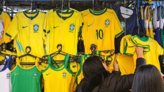 Camisas do Brasil expostas na 25 de março durante o dia