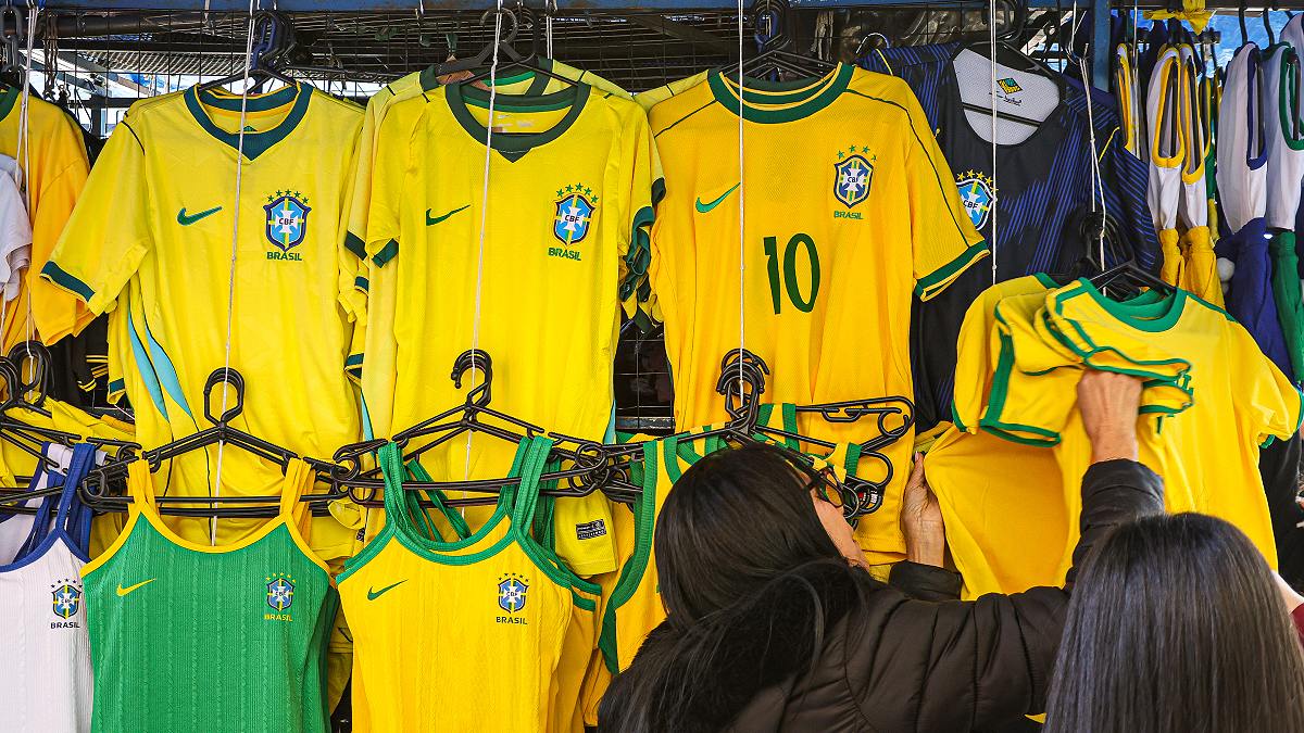 Camisas do Brasil expostas na 25 de março durante o dia