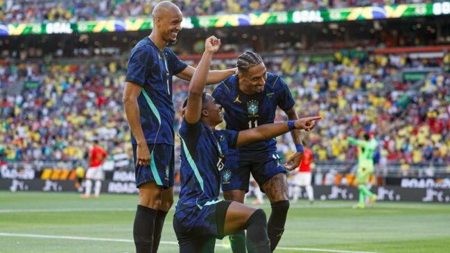 Fabinho, Endrick e Raphinha comemorando um gol pela Seleção Brasileira