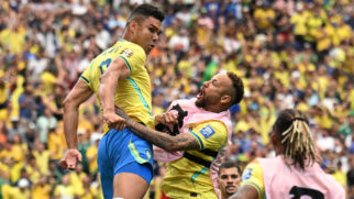 Casemiro e Neymar comemoram gol do Brasil (Foto: Annegret Hilse/Reuters/Folhapress)