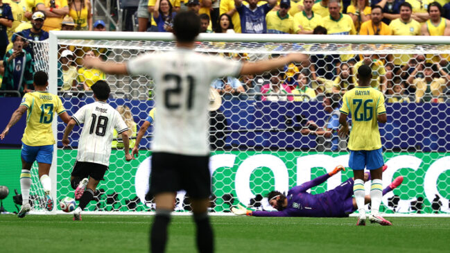 Jogadores do Japão comemoram gol diante do Brasil pela Copa do Mundo