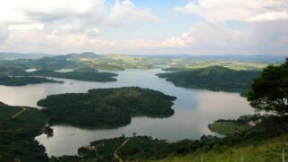 Descubra por que Caconde é o destino perfeito para quem busca o melhor café do estado, vistas de tirar o fôlego e adrenalina pura na Serra da Mantiqueira. (Foto: Wikimedia Commons)