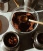 Qual a diferença entre café expresso e café coado?