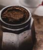 O erro ao guardar café que faz o pó perder aroma muito mais rápido