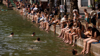 Franceses aglomerados em rio por conta do calor. Local é o canal de Saint Martin