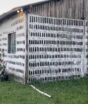 Mãe e filha constroem casa com 8 mil garrafas de vidro