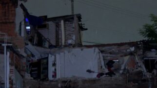 Sobrado parcialmente destruído após desabamento durante a madrugada no Jardim Brasilândia, em São Paulo