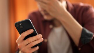 Medo de ter celular roubado faz com que brasileiros tenham um segundo aparelho para sair (Crédito: Freepik)