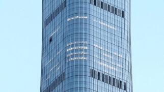 Uma aeronave de pequeno porte colidiu nesta sexta-feira (26/6) contra a Torre Citic, o arranha-céu mais alto de Pequim/Divulgação
