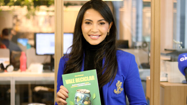 Clau Camargo revelou à Gazeta que a produção do livro “Vale Reciclar – Moeda Social constrói cidade consciente e um futuro mais verde” ocorreu após a implantação do programa Vale Reciclar em Arujá. Foto: Yasmin Martildes/Gazeta de S.Paulo
