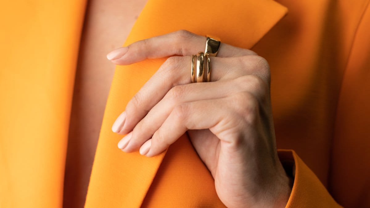 Dos acabamentos discretos aos efeitos cromados, conheça as unhas que se tornaram as favoritas de mulheres de diferentes idades (Foto: Freepik)