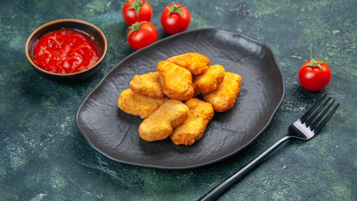 Além de saborosos, os nuggets caseiros podem ser congelados e preparados sempre que bater a fome (Foto: Pexels)