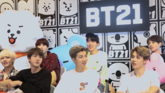 O grupo sul-coreano BTS, criador dos carismáticos personagens da franquia BT21 em parceria com a LINE FRIENDS. A linha de sucesso global agora expande sua presença no mercado de beleza brasileiro (Foto: Reprodução/ Youtube)