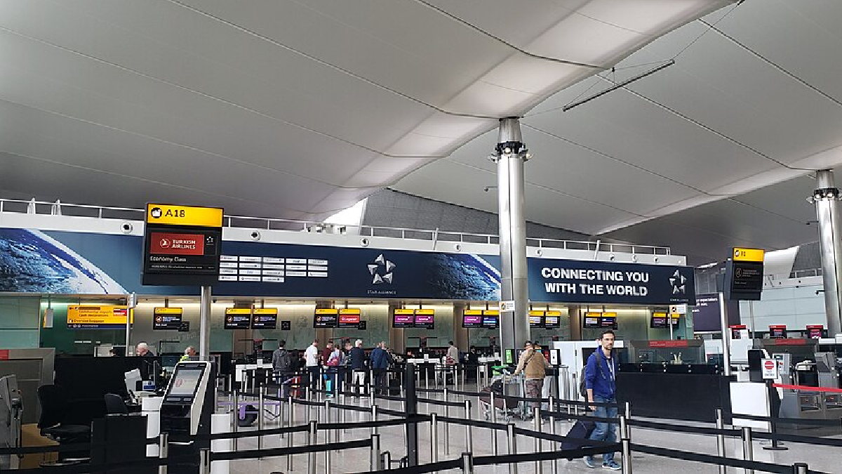 Imagem mostra a movimentação em Heathrow, terminal reconhecido pela eficiência operacional e pelos serviços voltados ao conforto dos passageiros (Foto: Commonsabhay/Wikimedia Commons)
