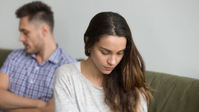 Estudo internacional indica que permanecer em relações medianas ou ruins pode afetar mais a saúde emocional do que viver solteiro (Foto: Freepik)