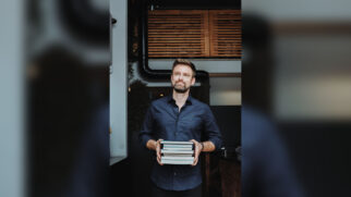 Autor do Álbum segurando a novidade que movimenta a literatura nacional nesta Copa