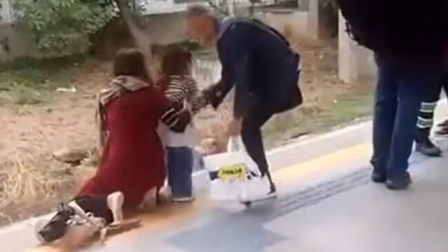 Mulher e outras pessoas resgatam criança que caiu no vão entre um trem e a plataforma da Estação Villa-Lobos-Jaguaré, da CPTM
