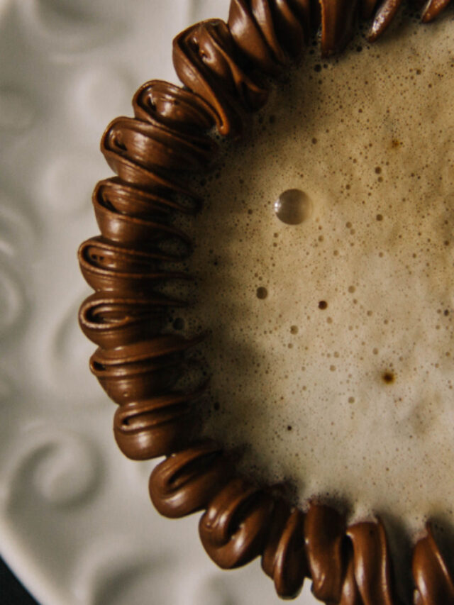 O segredo do chocolate quente mais cremoso não é o leite: descubra o ingrediente que muda tudo na receita