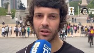 Humorista e repórter Diogo Defante, na CazéTV