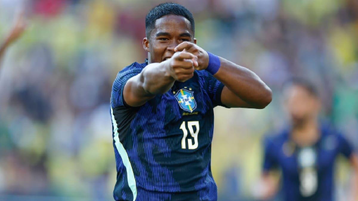 Endrick comemorando com a camisa da Seleção Brasileira