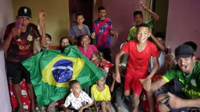 Família com 14 filhos com nomes com a letra R comemorando em clima de Copa do Mundo