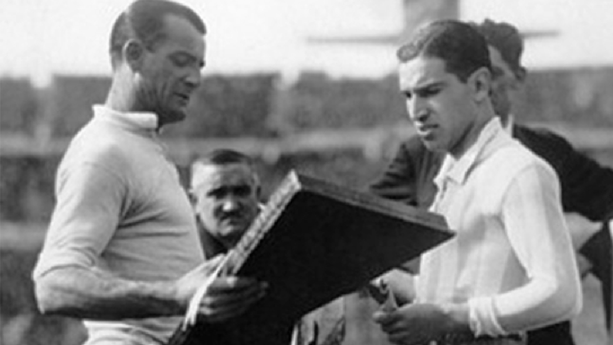 José Nasazzi, capitão da seleção uruguaia, cumprimentando Manuel Ferreira, capitão da Argentina, antes da final da primeira Copa do Mundo em 1930