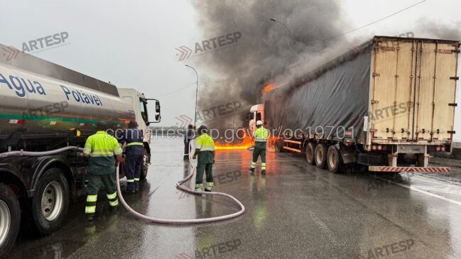 Equipes da concessionária e caminhão-pipa combatem incêndio em carreta na Rodovia Anchieta durante chuva