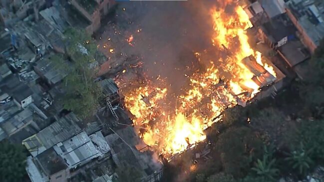 Incêndio atinge área de moradias na zona urbana e mobiliza equipes do Corpo de Bombeiros para conter as chamas