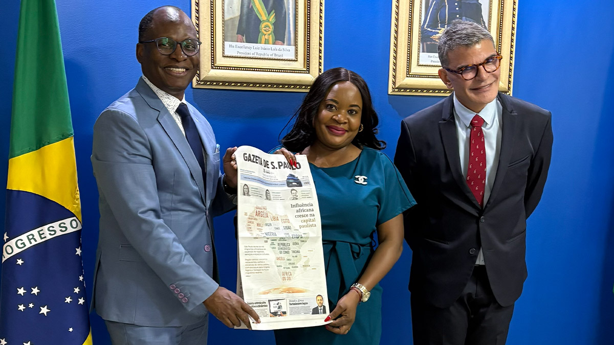 Representantes da GMG, Rui Mucaje e Joca Guanaes, com Selma Nghinamundova, embaixadora da Namíbia